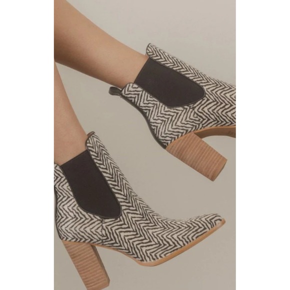 Oasis Society 8 High Heel Booties Hide Chevron Pull On Pointed Black/Ivory Ankle - Picture 4 of 16